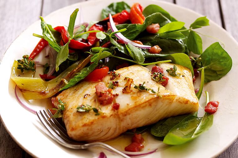 Fish with vegetables and herbs for weight loss